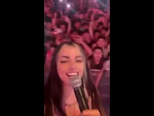 Grelmoss sul palco senza mutande