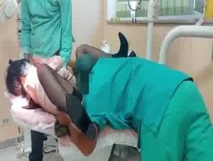 Moglie italiana scopata dal dentista e dal suo assistente