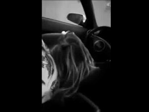 Pompino in auto bionda sposata