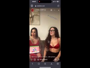 Due ragazze italiane gira la ruota in diretta