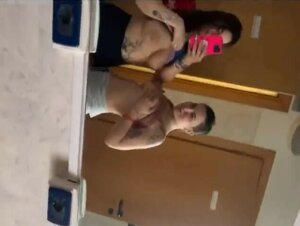 Amiche porche in palestra si masturbano