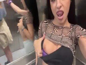 Flash tette in ascensore