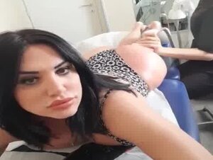 Marika Fruscio durante una seduta dall'estetista