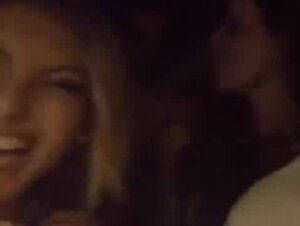 Nina Moric bacio lesbo