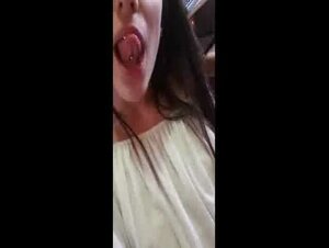 Amiche 18enni se la leccano e limonano