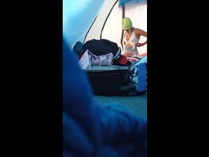 Italiana spiata nella tenda in campeggio