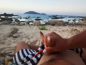 Sega in spiaggia con sborrata finale