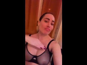 Le tettone di Paola in reggiseno trasparente