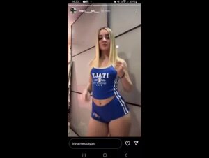 Biondina dal culo perfetto te lo fa venire duro