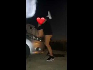 Mogliettina scopata dal marito sul cofano