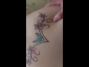 Si fa sbattere per bene davanti al marito