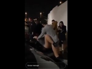 Si scopa la fidanzatina davanti agli amici fuori dalla disco