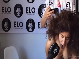 Bea sbattuta a pecorina durante un podcast