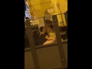 Scopata tra i tavoli del locale a Bari