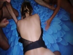 Gang bang con moglie cuckold scopata da sconosciuti