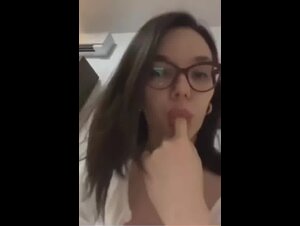 Ragazza con occhiali fa arrapare i suoi devoti in webcam