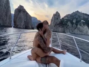 Italiano rimorchia una turista bionda per scoparsela in barca