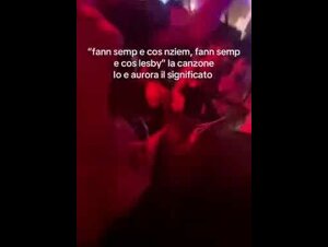 Bacio lesbo in disco con amica tettona