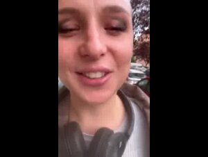 Ragazza italiana a passeggio senza slip