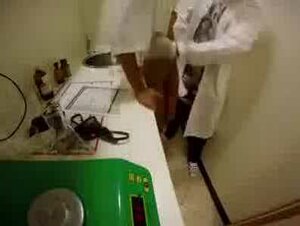 Aspirante analista scopa con il medico nel laboratorio