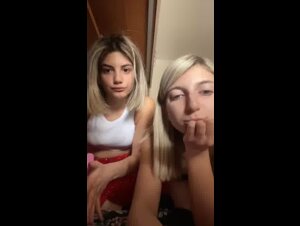 Teen italiane si masturbano in webcam C4