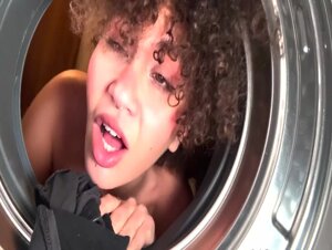 Troietta viene presa a pecora davanti alla lavatrice con la cam nel cestello