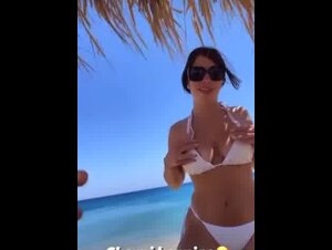 Brunetta troietta in bikini ops tetta