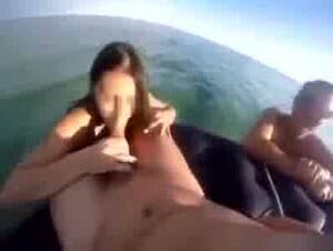 Alice la spompinara del mare succhia cazzi in vacanza da vera troia esibizionista