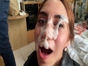 3 ragazzi la inondano di sborra sul viso e lei poi se ne esce per strada a passeggiare