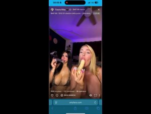 Mora e bionda in LIVE succhiano dildo con tette fuori