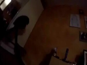 Fidanzata ripresa mentre sbocchina il suo ragazzo