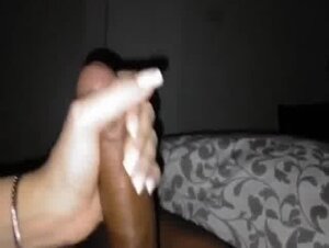 Amante dei cazzi neri fa una sega all'amico africano