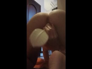 ragazzina si tocca con una spazzola