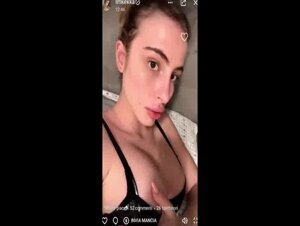 Tettona italiana succhia il giochino in live