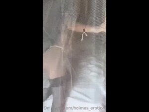 Italiana social si sditalina dietro la zanzariera in live per i fans