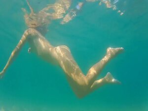 Avventura subacquea nuda con gli amici